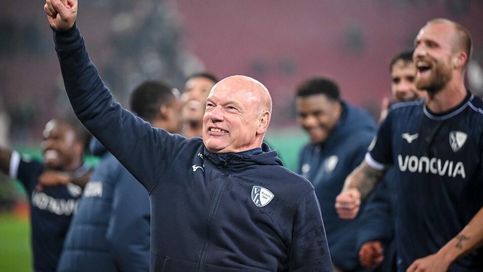 Geschafft: Trainer Uwe Rösler ballt vor dem Bochumer Fanblock jubelnd die Faust.