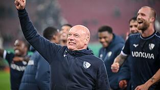 Geschafft: Trainer Uwe Rösler ballt vor dem Bochumer Fanblock jubelnd die Faust.