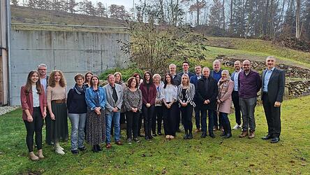 Landrat Dr. Ronny Raith mit Personalratsvorsitzendem Marco S&uuml;&szlig; und Personalleiter Reinhard W&ouml;lf sowie allen Verabschiedeten und Geehrten.