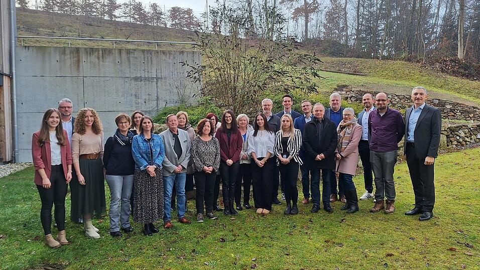 Landrat Dr. Ronny Raith mit Personalratsvorsitzendem Marco S&uuml;&szlig; und Personalleiter Reinhard W&ouml;lf sowie allen Verabschiedeten und Geehrten.