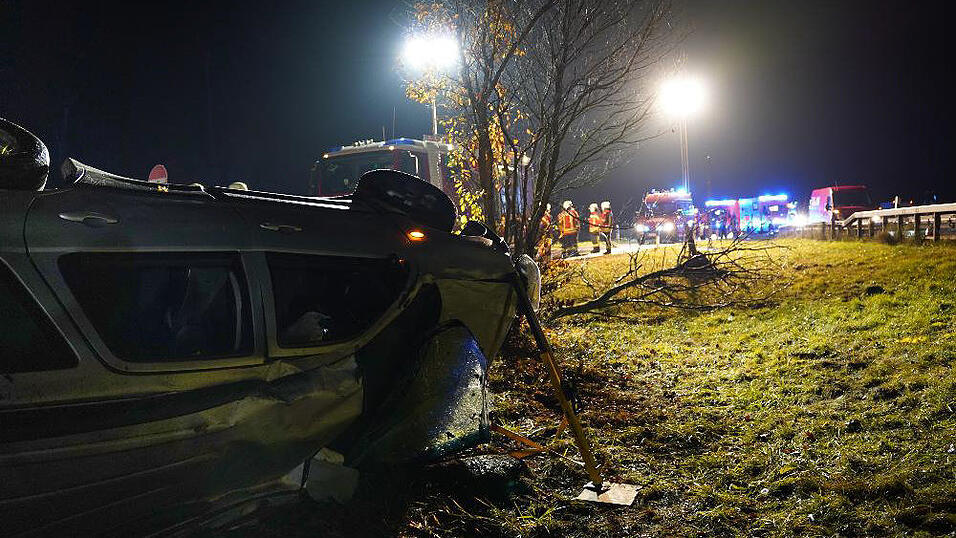 Am Mittwochabend hat sich auf der A3 auf Höhe des Parkplatzes Konsee nahe Deggendorf ein Unfall ereignet. Am Mittwochabend hat sich auf der A3 auf Höhe des Parkplatzes Konsee nahe Deggendorf ein Unfall ereignet.