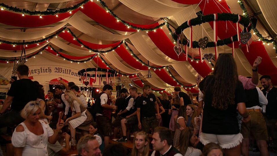 Die Partybilder vom Samstag, 13. August 2022, aus dem Festzelt Greindl.