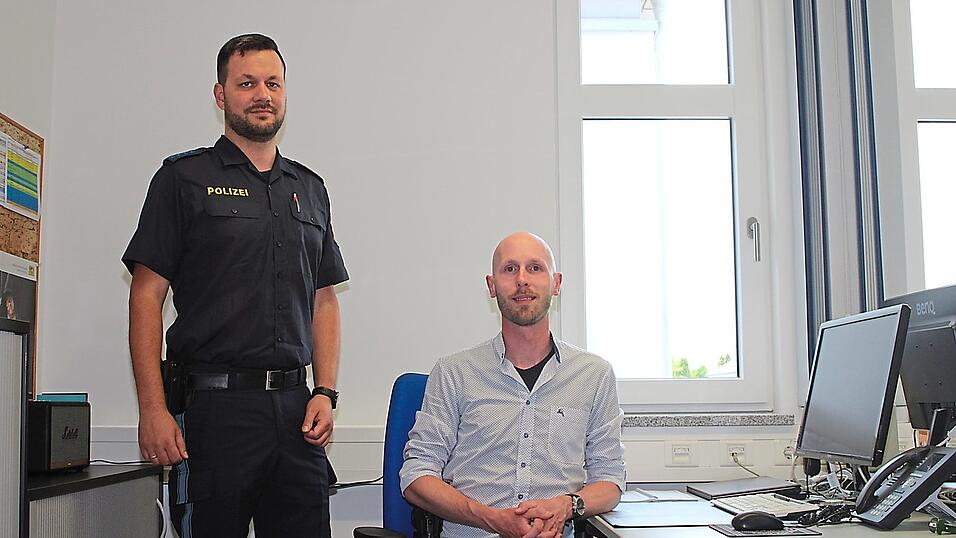 Jan Pache (links) und Rudolf Schmuderer von der PI Dingolfing m&uuml;ssen sich unter anderem auch mit dem Thema sexueller Missbrauch von Kindern besch&auml;ftigen.