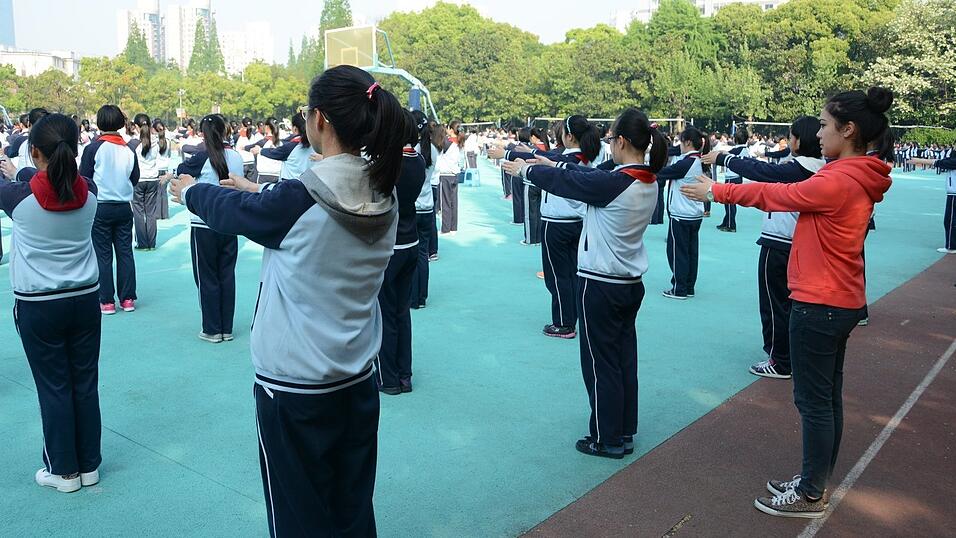 Von einer deutschen Schule in ein M&auml;dchengymnasium in Shanghai: Stefanie Maier fiel neben den Schuluniformen nicht nur wegen ihrer normalen Kleidung auf. Die chinesischen M&auml;dchen wollten unbedingt mehr &uuml;ber Deutschland wissen. In der Mittagspause gab Stefanie deshalb sogar etwas Deutschunterricht.