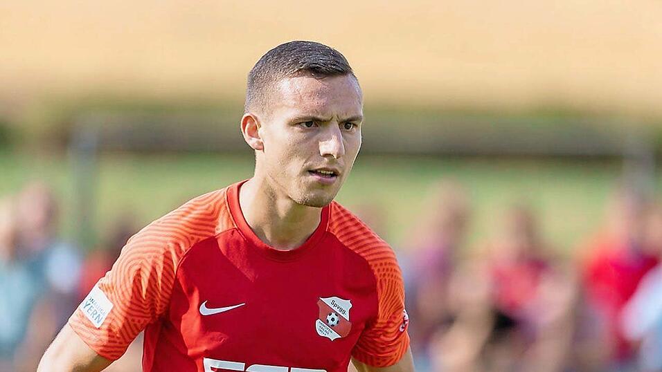 Tobias Beck hat in der Jugend selbst für den FC Dingolfing gekickt. Dem Hankofener Spielertrainer fehlen im Pokalspiel beim alten Klub aber mehrere Stammspieler. Tobias Beck hat in der Jugend selbst für den FC Dingolfing gekickt. Dem Hankofener Spielertrainer fehlen im Pokalspiel beim alten Klub aber mehrere Stammspieler.
