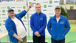 Trainer Jens Schneider (l.) und Wladimir Schmid (r.) freuten sich mit Simon Moritz (Mitte) über den Titelgewinn.