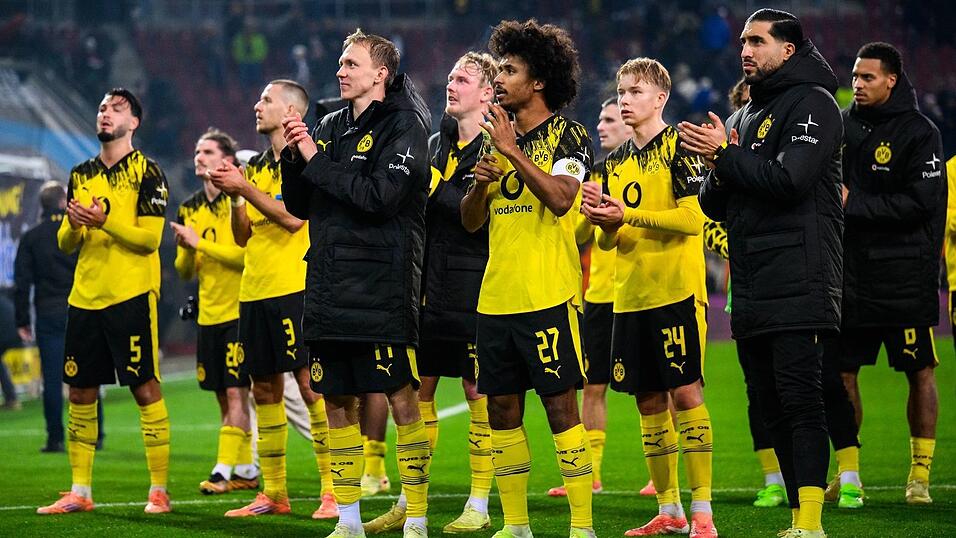 Hauptsache gewonnen: Dortmunds Spieler nach dem 1:0 in Augsburg vor ihren mitgereisten Fans. Hauptsache gewonnen: Dortmunds Spieler nach dem 1:0 in Augsburg vor ihren mitgereisten Fans.