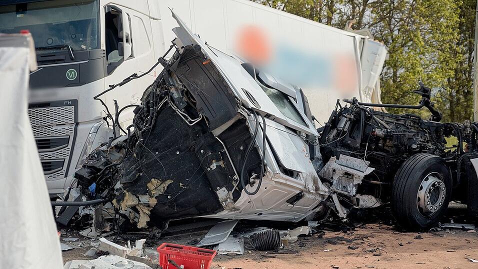 Die beiden verunfallten Lastwagen müssen geborgen werden. Solange ist nur der linke Fahrstreifen befahrbar. Die beiden verunfallten Lastwagen müssen geborgen werden. Solange ist nur der linke Fahrstreifen befahrbar.