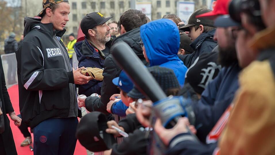 Baseball-Superstar Max Kepler war am Samstag zu Gast in Regensburg. Baseball-Superstar Max Kepler war am Samstag zu Gast in Regensburg.