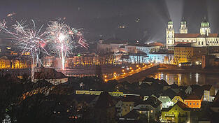 Farbenfrohe, aber in Summe weniger Raketen wurden wie hier in Passau an Silvester verschossen. Farbenfrohe, aber in Summe weniger Raketen wurden wie hier in Passau an Silvester verschossen.