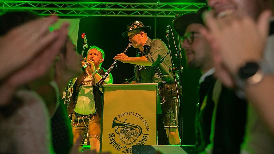 Am Dienstag spielte der Menzl im Festzelt Weckmann auf. Diese Blasmusikfreunde waren mit dabei.