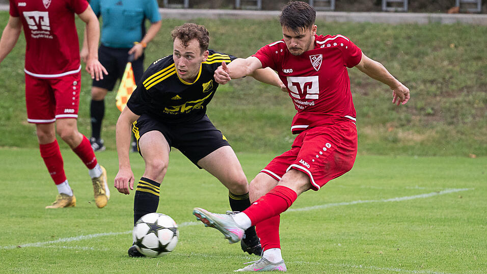 Bis zur 80. Minute blieb die Partie torlos, doch dann musste Simbach (in schwarz) binnen zwei Minuten zwei Treffer hinnehmen, damit war die zweite Heimniederlage der Saison perfekt. Bis zur 80. Minute blieb die Partie torlos, doch dann musste Simbach (in schwarz) binnen zwei Minuten zwei Treffer hinnehmen, damit war die zweite Heimniederlage der Saison perfekt.