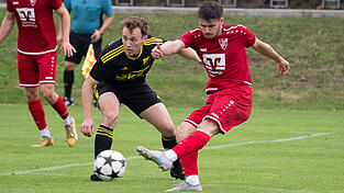 Bis zur 80. Minute blieb die Partie torlos, doch dann musste Simbach (in schwarz) binnen zwei Minuten zwei Treffer hinnehmen, damit war die zweite Heimniederlage der Saison perfekt.