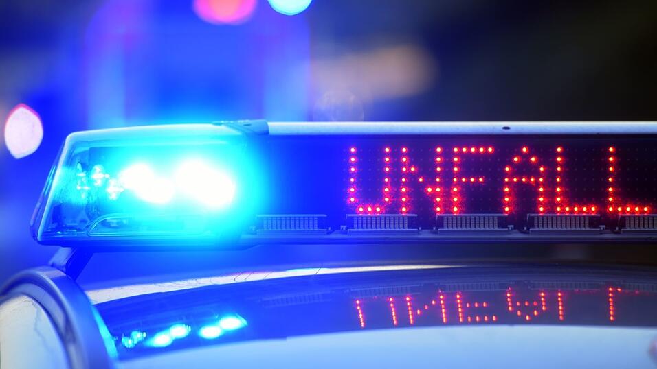 Nach dem Unfall mit acht Verletzten war die B16 bei Manching bis zum Abend gesperrt. (Symbolbild) Nach dem Unfall mit acht Verletzten war die B16 bei Manching bis zum Abend gesperrt. (Symbolbild)