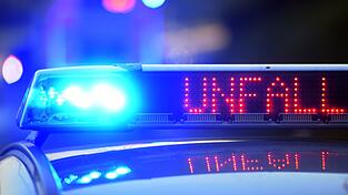 Nach dem Unfall mit acht Verletzten war die B16 bei Manching bis zum Abend gesperrt. (Symbolbild)