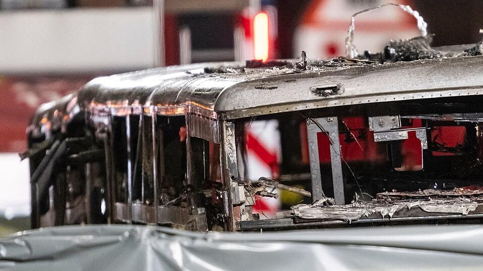 Der Bus brannte v&ouml;llig aus.