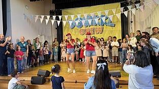 Die Donikkl-Crew rief die Kinder zum Mitmachen auf. Die Donikkl-Crew rief die Kinder zum Mitmachen auf.