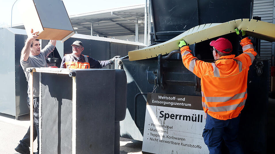 Von Schr&auml;nken &uuml;ber Matratzen bis hin zu Glas und Geschirr: F&uuml;r all das gibt es am WEZ den richtigen Container. Am Gel&auml;nde werden Wertstoffe in 40 Fraktionen - also Arten - sortiert.