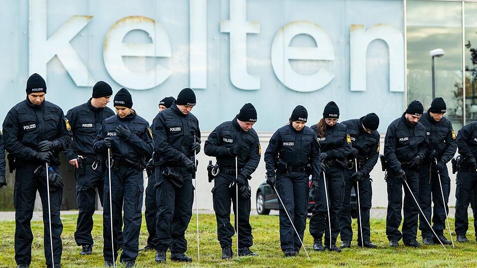 Nach dem Einbruch hatten Polizisten im Umfeld des Museums nach Beweismitteln gesucht. (Archivbild) Nach dem Einbruch hatten Polizisten im Umfeld des Museums nach Beweismitteln gesucht. (Archivbild)