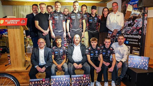 Quasi ein teuflisches Familienbild: Die Landshuter verfolgen auch in der Spielzeit 2026 ambitionierte Ziele. &bdquo;Die Playoffs sind f&uuml;r mich ein Muss&ldquo;, sagt ACL-Pr&auml;sident Gerald Simbeck (hinten links).