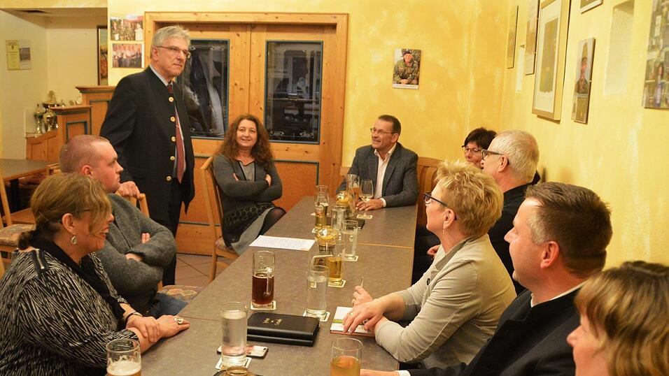Vorsitzender Hans Kaltenhauser (stehend) ging auf zahlreiche Meilensteine der Freien Wähler in deren 25-jähriger Historie ein. Vorsitzender Hans Kaltenhauser (stehend) ging auf zahlreiche Meilensteine der Freien Wähler in deren 25-jähriger Historie ein.