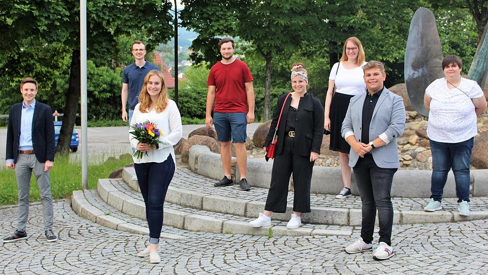 Mit einem Blumenstrauß gratulierte JU-Kreisvorsitzender Alexander Hannes (li.) der neugewählten JU-Ortsvorsitzenden Agnes Brücklmayer. Die Vorstandschaft wird komplettiert von Kathrin Kollmer (v.re.) Nico Haimerl, Clara Brücklmayer, Veronika Aichinger, Thomas Pinzl und Andreas Kuffner. Mit einem Blumenstrauß gratulierte JU-Kreisvorsitzender Alexander Hannes (li.) der neugewählten JU-Ortsvorsitzenden Agnes Brücklmayer. Die Vorstandschaft wird komplettiert von Kathrin Kollmer (v.re.) Nico Haimerl, Clara Brücklmayer, Veronika Aichinger, Thomas Pinzl und Andreas Kuffner.