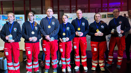Die Siegermannschaft der Wasserwacht Viechtach in der Altersstufe 3 beim Bezirkswettbewerb im Rettungsschwimmen.