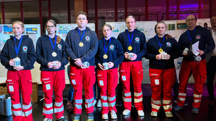 Die Siegermannschaft der Wasserwacht Viechtach in der Altersstufe 3 beim Bezirkswettbewerb im Rettungsschwimmen.