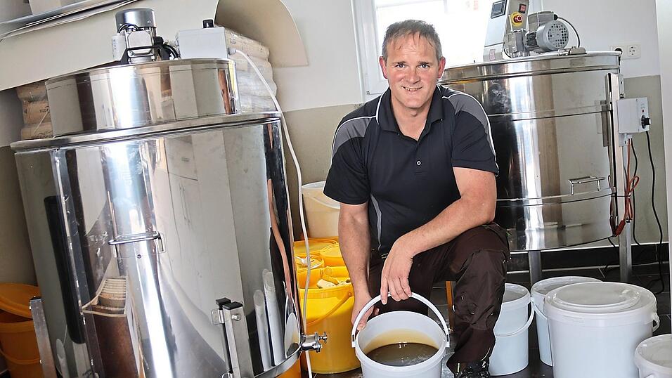 Christian Raab pr&auml;sentiert das Ergebnis seiner Arbeit mit den Bienen: frisch geschleuderter Waldhonig. Seit f&uuml;nf Jahren besch&auml;ftigt sich der Michelsneukirchener B&uuml;rgermeister intensiv mit der Imkerei, h&auml;lt mittlerweile 17 Wirtschaftsv&ouml;lker.