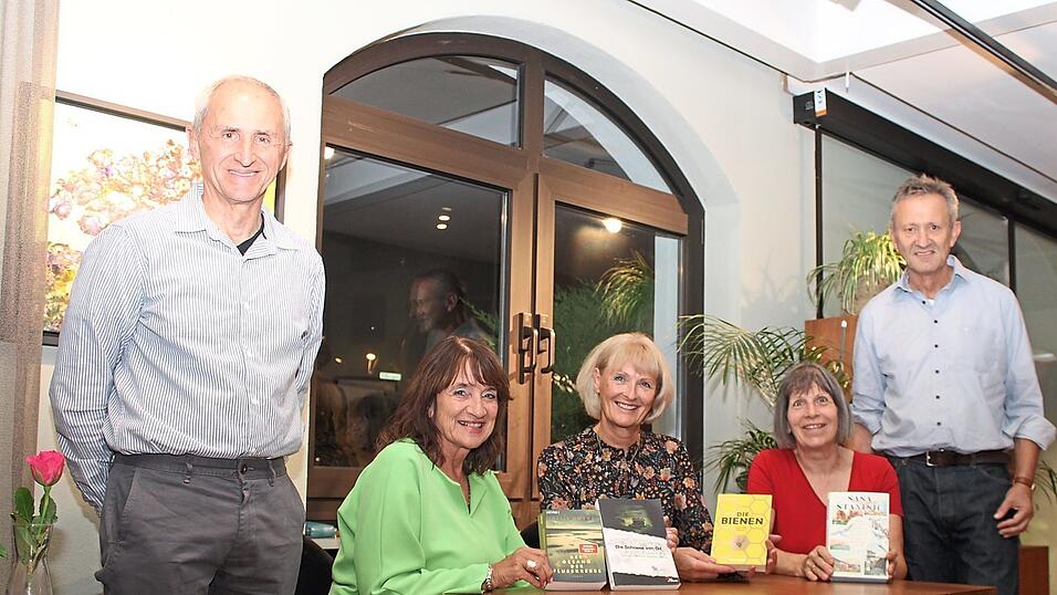 Hans Weber, Brigitte Dehler, Susanne Frick und Almuth von Trotha brachten den Gästen ihre Lieblingsbücher näher, Hanns Brennsteiner moderierte. Hans Weber, Brigitte Dehler, Susanne Frick und Almuth von Trotha brachten den Gästen ihre Lieblingsbücher näher, Hanns Brennsteiner moderierte.
