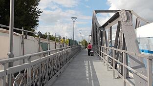 Seit Montag gegen 15.30 Uhr ist der Geh- und Radweg auf der Westseite der Isarbrücke geöffnet. Seit Montag gegen 15.30 Uhr ist der Geh- und Radweg auf der Westseite der Isarbrücke geöffnet.