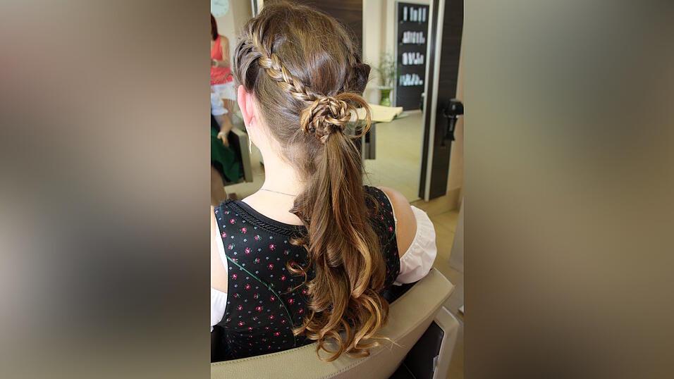 (Foto: Pfeffer)Fertig ist dieser romantisch verspielte Zopf. Wem es beim Feiern aber damit zu heiß wird, kann mit einem einfachen Trick für Abkühlung sorgen... (Foto: Pfeffer)Fertig ist dieser romantisch verspielte Zopf. Wem es beim Feiern aber damit zu heiß wird, kann mit einem einfachen Trick für Abkühlung sorgen...