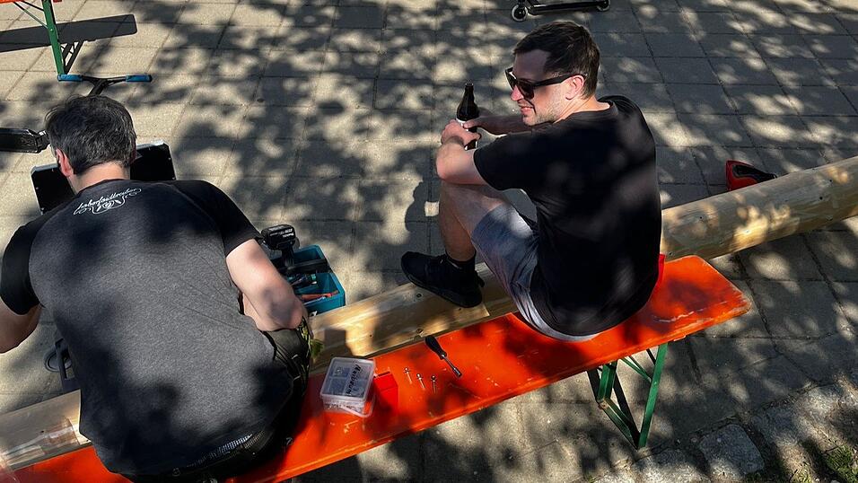 Die Hoberfoidtreiber aus Altfrauenhofen bewachen ihren Maibaum. Die Hoberfoidtreiber aus Altfrauenhofen bewachen ihren Maibaum.