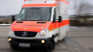 Ein Rettungswagen brachte die 13-J&auml;hrige in ein Klinikum. (Symbolbild)