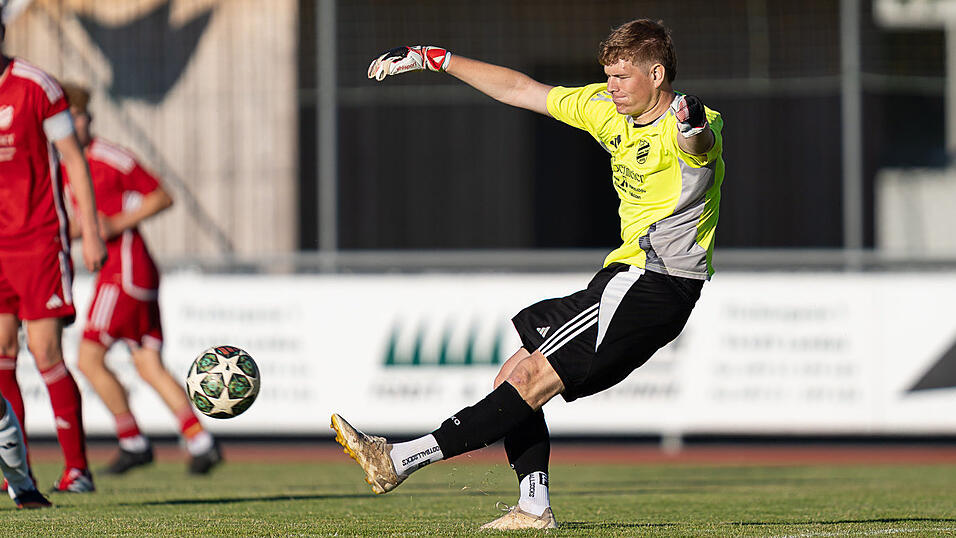 Landaus Torhüter Felix Bielmeier hielt beim Bezirksliga-Debüt seinen Kasten sauber. Landaus Torhüter Felix Bielmeier hielt beim Bezirksliga-Debüt seinen Kasten sauber.