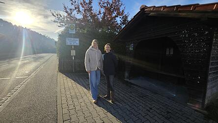 Im Falle eines Unglücks könnten es sich die beiden Initiatorinnen Matzeder-Ruppert (links) und Kleefass niemals verzeihen, es nicht versucht zu haben. Für die Sicherheit der Kinder und Senioren fordern sie Maßnahmen. Im Falle eines Unglücks könnten es sich die beiden Initiatorinnen Matzeder-Ruppert (links) und Kleefass niemals verzeihen, es nicht versucht zu haben. Für die Sicherheit der Kinder und Senioren fordern sie Maßnahmen.