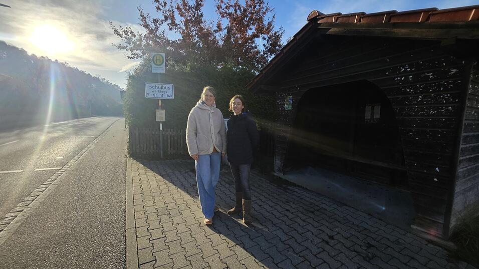 Im Falle eines Unglücks könnten es sich die beiden Initiatorinnen Matzeder-Ruppert (links) und Kleefass niemals verzeihen, es nicht versucht zu haben. Für die Sicherheit der Kinder und Senioren fordern sie Maßnahmen.