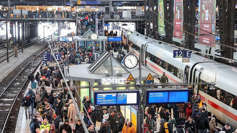 Bei der Bahn kam es zu chaotischen Zuständen - wie hier am überfüllten Hamburger Hauptbahnhof. Bei der Bahn kam es zu chaotischen Zuständen - wie hier am überfüllten Hamburger Hauptbahnhof.