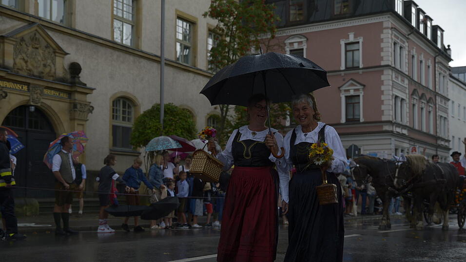 Zahlreiche Musik- und Trachtengruppen zogen nach dreij&auml;hriger Pause am Freitagabend zum Festplatz Am Hagen.&nbsp;