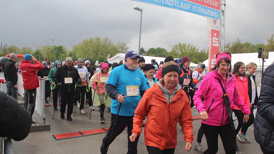 Auch die großen Herzogstadtläufer ließen sich wie schon die Kleinen am Samstag durch das nasskalte Aprilwetter den Spaß am Sport unter freiem Himmel nicht verderben.