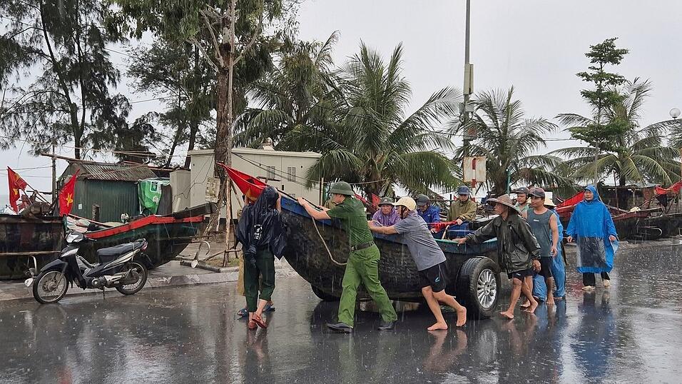 In Vietnam treffen die Menschen Vorbereitungen, um sich vor «Wipha» zu schützen.