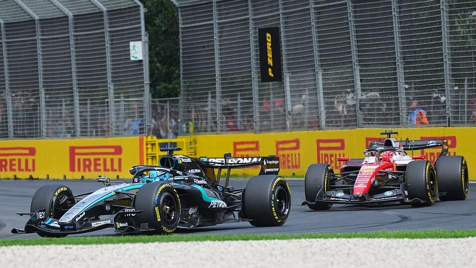 George Russell (l) und Charles Leclerc duellieren sich hart.