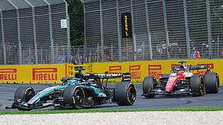 George Russell (l) und Charles Leclerc duellieren sich hart.
