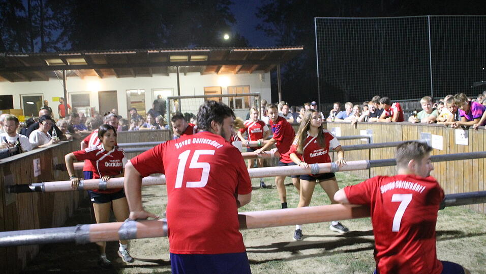 Man kämpfte um den Sieg beim Menschenkickerturnier. Man kämpfte um den Sieg beim Menschenkickerturnier.