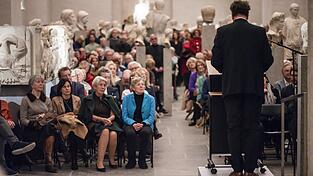 413 Interessierte waren zur, so die Presseabteilung der Glyptothek, '&uuml;beraus gut besuchten' Er&ouml;ffnung gekommen. Am Rednerpult: Kurator Holger Klein
