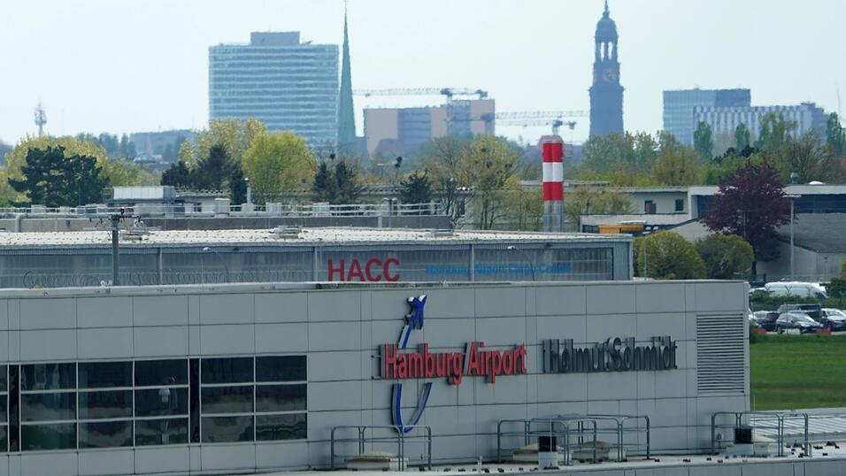 Wegen einer Rauchentwicklung ist ein Flugzeug auf dem Weg von Stockholm nach Amsterdam in Hamburg gelandet. (Archivbild)