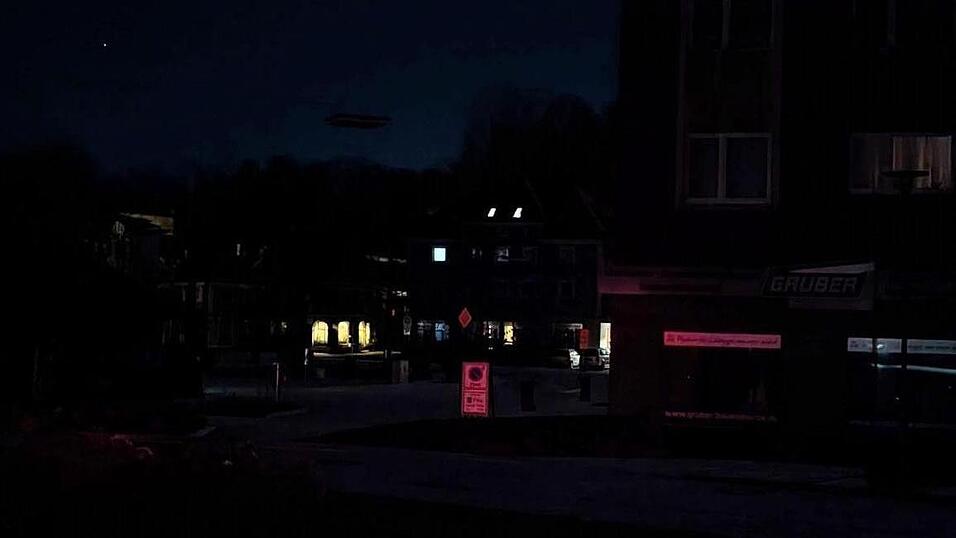 Sehen Sie? Sie sehen nichts: Der Untere Stadtplatz wurde am Montagabend nur durch Licht aus Wohnungen beleuchtet. Sehen Sie? Sie sehen nichts: Der Untere Stadtplatz wurde am Montagabend nur durch Licht aus Wohnungen beleuchtet.