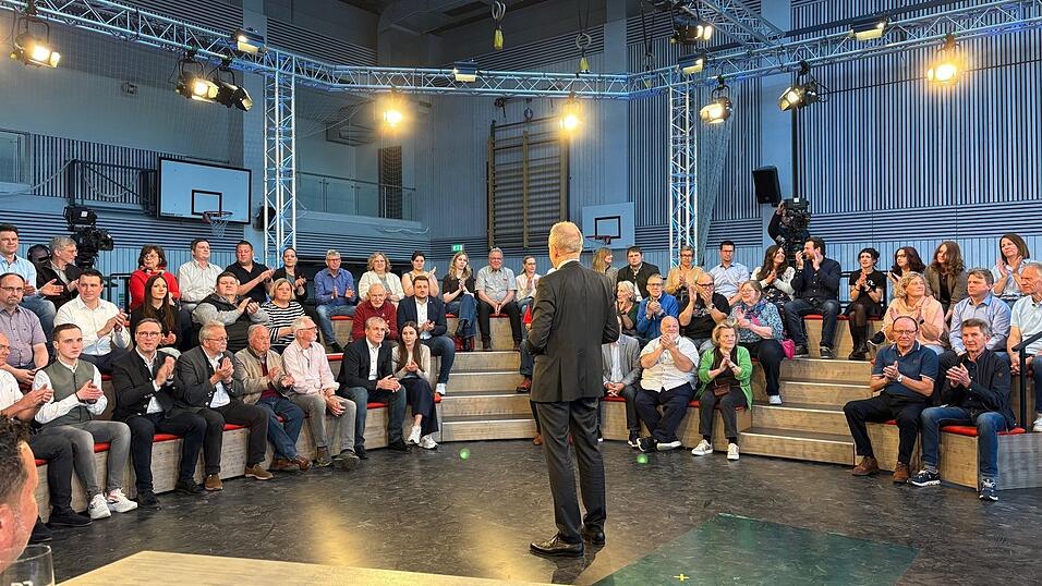 Tilmann Sch&ouml;berl f&uuml;hrte durch die Sendung. Der Andrang war gro&szlig;, vor allem die Zukunft der Klinik Bogen wurde diskutiert.