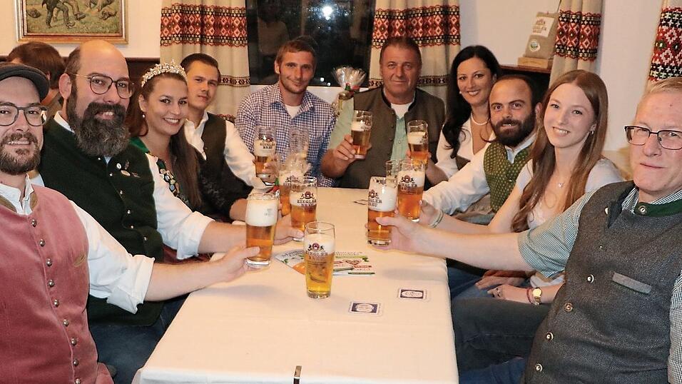 Die Bürgermeister Karoline Fritz-Ertlmaier, Sebastian Altmann und Sebastian Langwieser erheben zusammen mit den Festwirten Luis Schöniger, Maximilian und Reinhard Gschrey, der Hallertauer Bierkönigin Martina Auer sowie Gallimarkt-Organisator Christoph Kempf und Zieglerbräu Wolfgang Randeltshofer mit Tochter Barbara das Glas. Die Bürgermeister Karoline Fritz-Ertlmaier, Sebastian Altmann und Sebastian Langwieser erheben zusammen mit den Festwirten Luis Schöniger, Maximilian und Reinhard Gschrey, der Hallertauer Bierkönigin Martina Auer sowie Gallimarkt-Organisator Christoph Kempf und Zieglerbräu Wolfgang Randeltshofer mit Tochter Barbara das Glas.