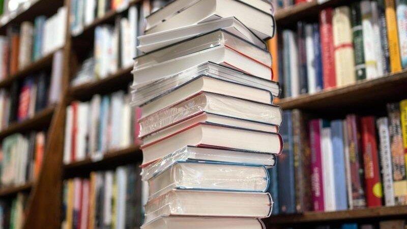 Der Deutsche Buchpreis wird am 18. Oktober zu Beginn der Frankfurter Buchmesse vergeben. (Symbolbild)